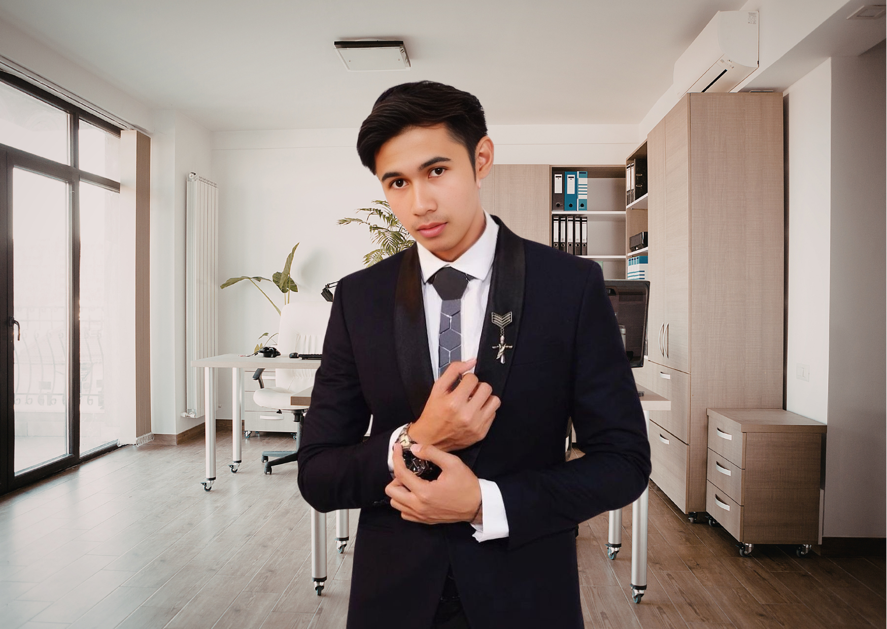 Laki-laki Indonesia profesional sedang bekerja di depan komputer